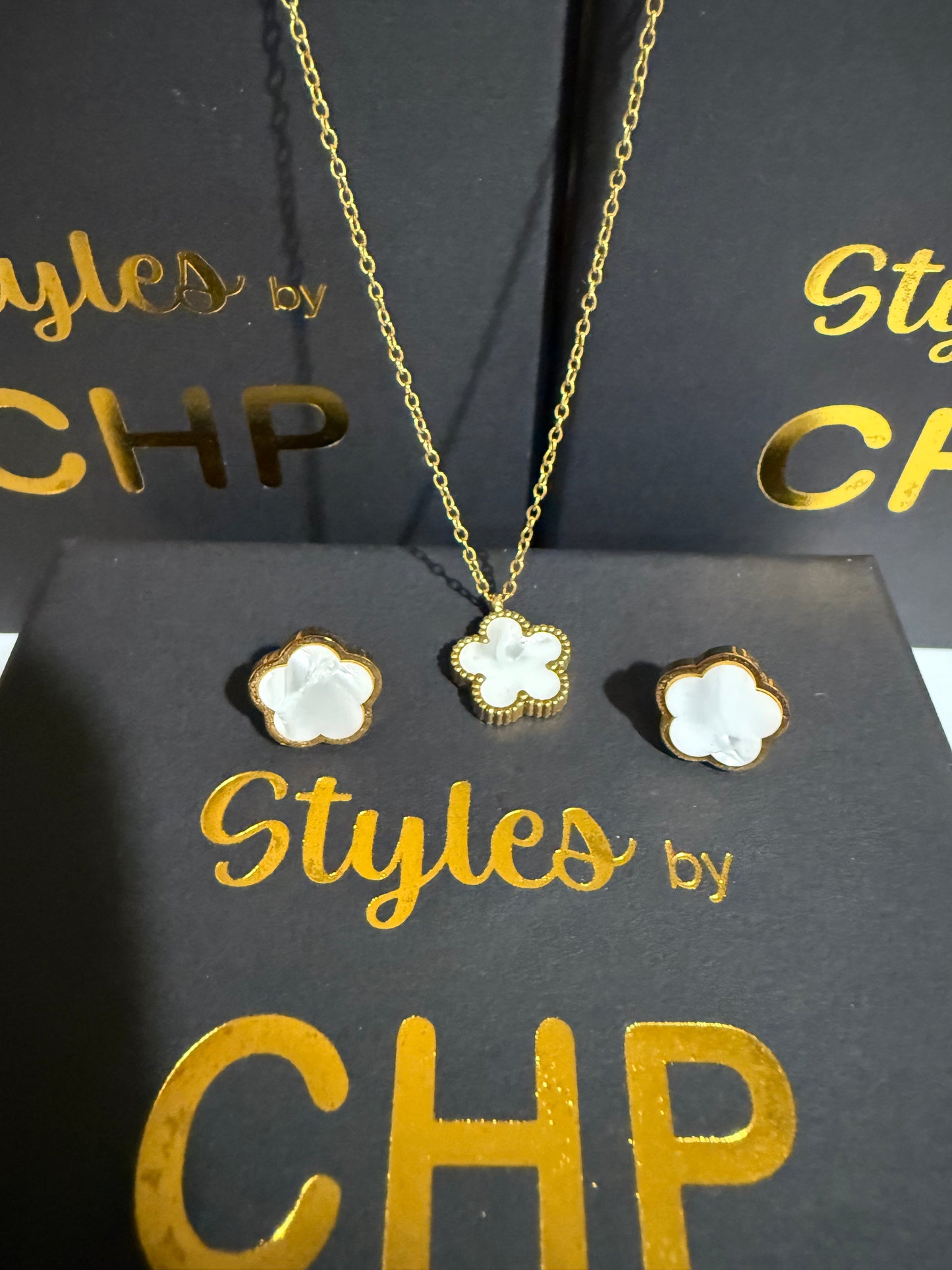 Pearly Flower Gold Necklace