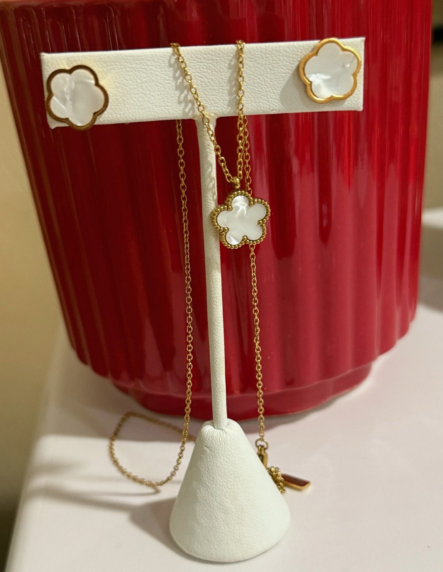 Pearly Flower Gold Necklace